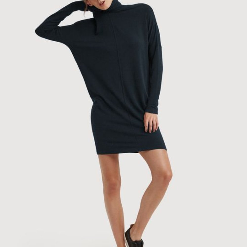 Doublestacked Turtleneck dress in Navy